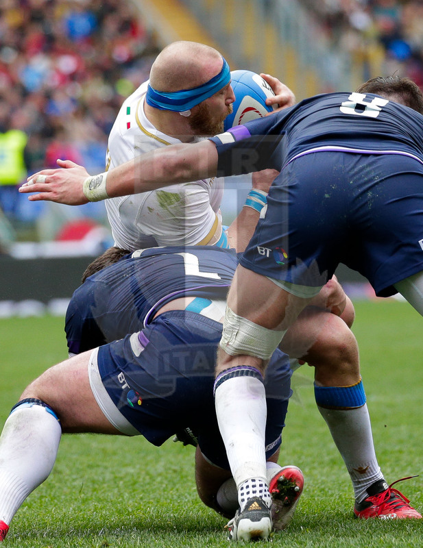 Natwest Sei Nazioni 2018, Roma, Stadio Olimpico, 17/03/2018, Italia v Scozia. Leonardo Ghiraldini placcato da Fraser Brown e Ryan Wilson (d). Foto: Roberto Bregani/Fotosportit