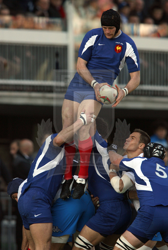 Sei Nazioni 2007, Roma, stadio Flaminio 03/02/2007, Italia v Francia, touche francese con Jerome Thion. Foto Daniele Resini/Fotosportit