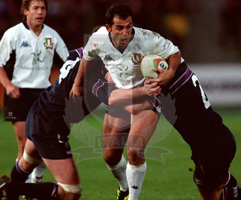 Rbs Sei Nazioni 2002, Roma, stadio Flaminio 16/02/2002, Italia v Scozia, Cristian Stoica forza un placcaggio. Foto Daniele Resini/Fotosportit