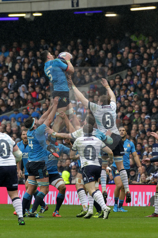 RBS Sei Nazioni 2017, Edimburgo, Murrayfield stadium 18/03/2017, Scozia v Italia, Touche a due mani per George Biagi. Foto Daniele Resini/Fotosportit