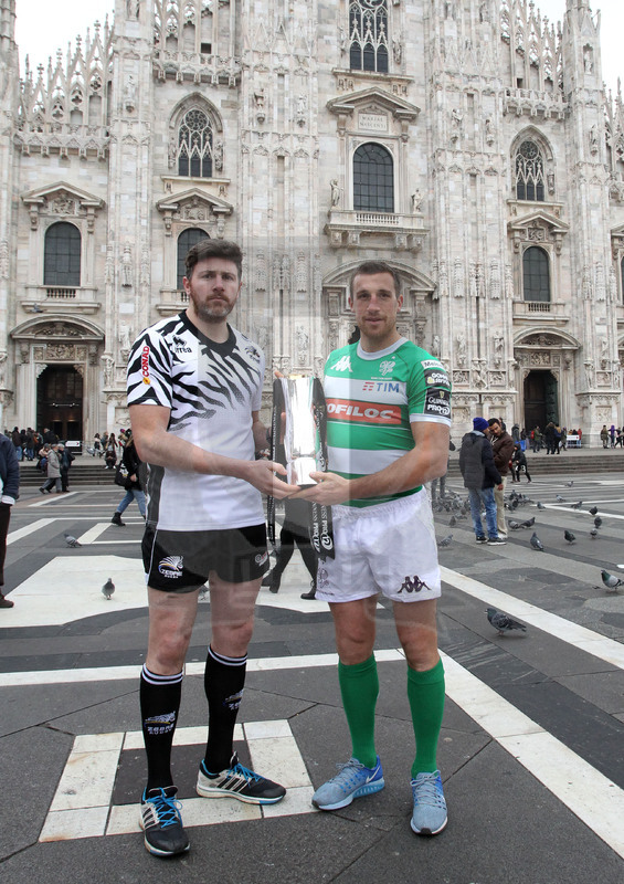 Milano, 19/12/2016, presentazione del derby fra Zebre e Benetton Treviso, i due capitani, George Biagi e Alberto Sgarbi in piazza Duomo con il trofeo del Pro 12.