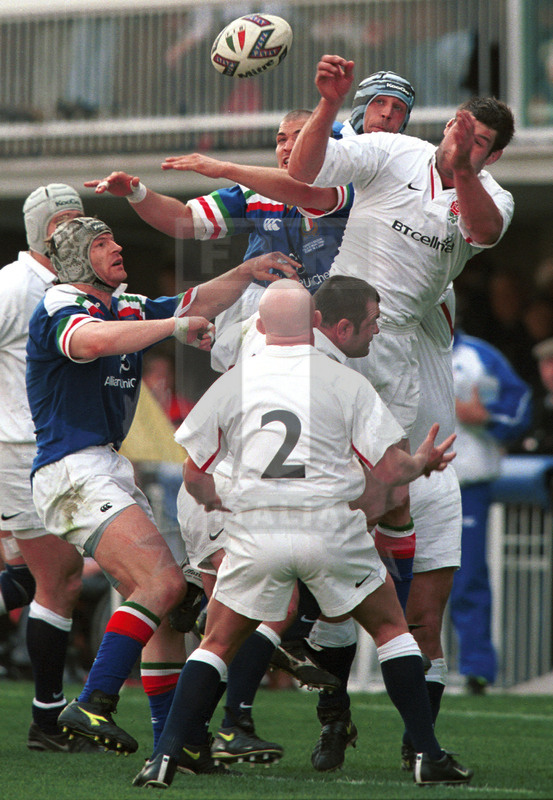 Lloyds TSB Sei Nazioni 2000, Round 4, Roma, stadio Flaminio 18/03/2000, Italia v Inghilterra, pallone aereo conteso fra Shaw e Gritti. Foto Daniele Resini/Fotosportit