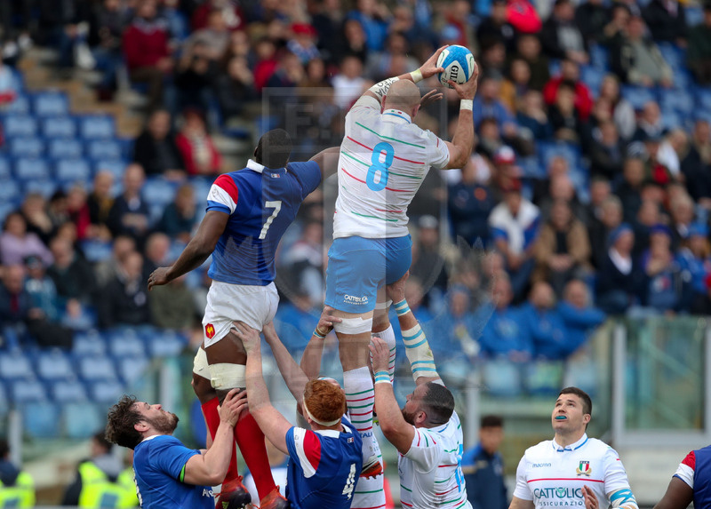 Guinness Sei Nazioni 2019, Round 5, Roma, Stadio Olimpico, 16/03/2019, Italia v Francia. Sergio Parisse in touche contro Yacouba Camara. Foto Roberto Bregani/Fotosportit