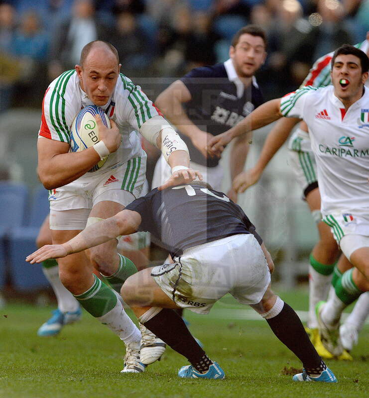 Sei Nazioni 2014, Roma Stadio Olimpico, 22-02-2014, Sergio Parisse placcato da Duncan Weir, foto: Massimiliano Pratelli