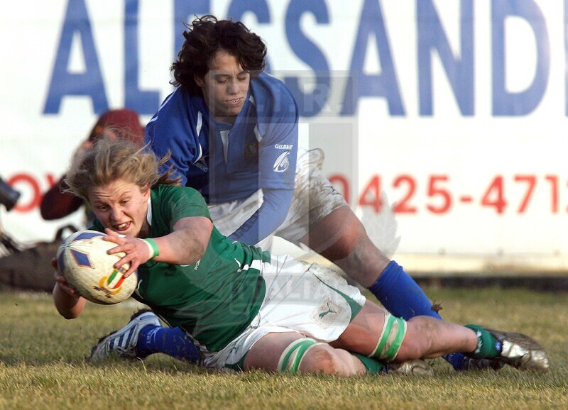 Sei nazioni Donne 2011, Rovigo, stadio Battaglini 2011/02/06, Italia v Irlanda, la meta di Claire Molloy, contrastata vanamente da Manuela Furlan. Foto Daniele Resini/Fotosportit