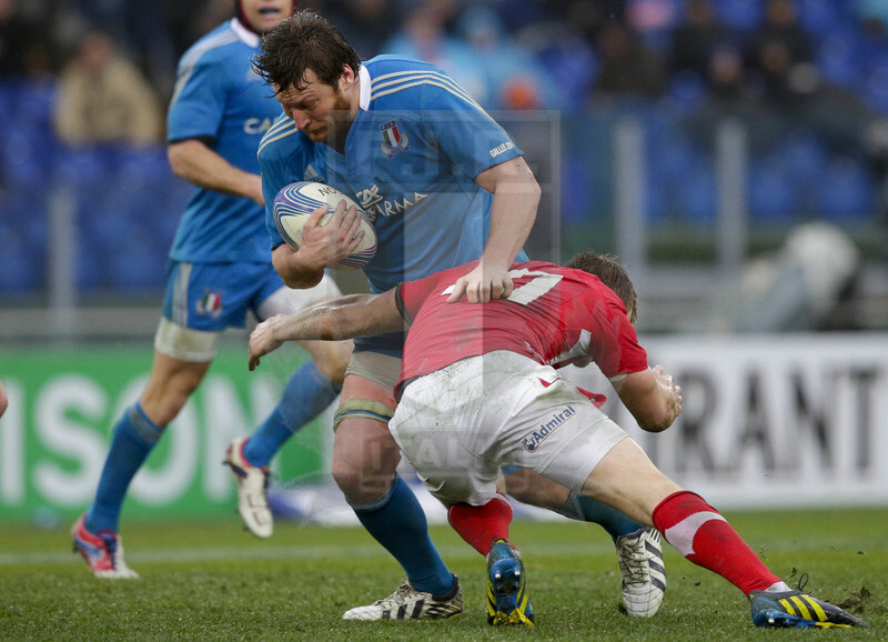 RBS 6 Nazioni 2013, Roma, Stadio Olimpico, 23-02-2013, Italia v Galles. Antonio Pavanello placcato da Dan Biggar
