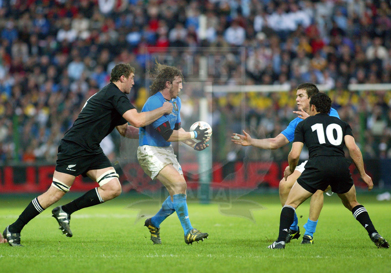Jaguar Test match 2004, Roma, stadio Flaminio 13/11/2004, Italia v Nuova Zelanda, Mauro Bergamasco passa palla a Matteo Pratichetti sulla pressione di Chris Jack. Foto Daniele Resini/Fotosportit