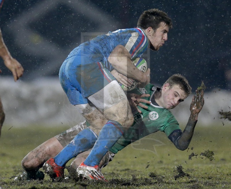 RBS 6 Nazioni U20 2015, Biella, Stadio Pozzo Lamarmora, 6-02-2015, Italia U20 v Irlanda U20, Enrico Lucchin si libera di un avversario. Foto: Roberto Bregani/Fotosportit.