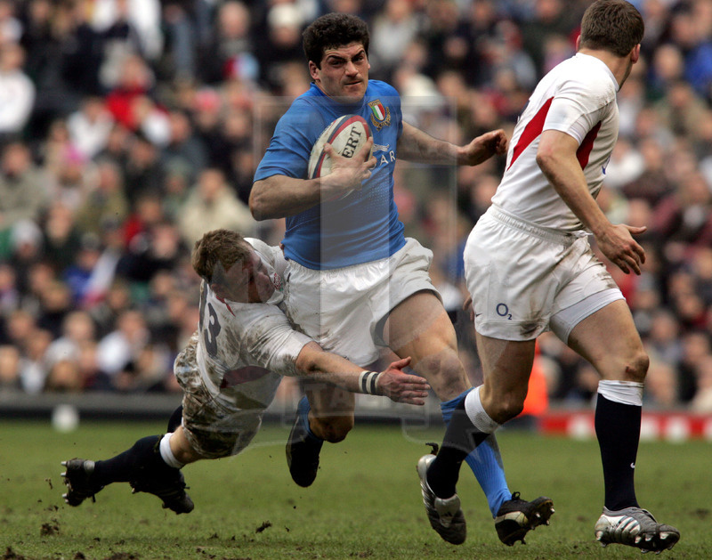 Rbs Sei Nazioni 2005, Londra, Twickenham 12/03/2005, Inghilterra v Italia, Andrea Masi non sfugge a Olly Barkley. Foto Daniele Resini/Fotosportit
