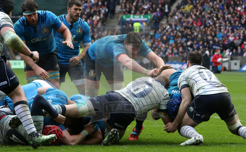 RBS Sei Nazioni 2017, Edimburgo, Murrayfield stadium 18/03/2017, Scozia v Italia, pressione difensiva furiosa degli scozzesi. Foto Daniele Resini/Fotosportit