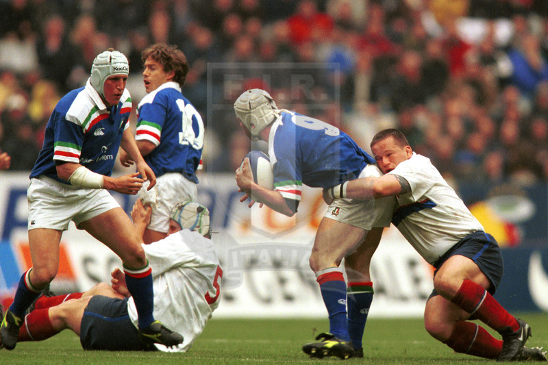 Lloyds TSB Sei Nazioni 2000, Round 5, Parigi, Stade de France 01/04/2000, Francia v Italia, Alessandro Troncon placcato da Califano tenta il riciclo. Foto Daniele Resini/Fotosportit