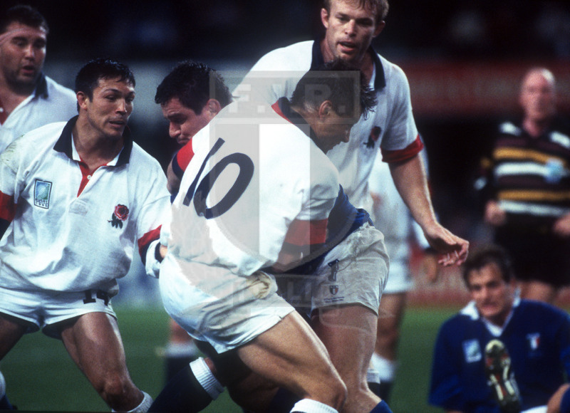 Rugby World Cup 1995, Pool B, Durban, Kings Park 31/05/1995, Inghilterra v Italia, Massimo Cuttitta contende palla a Rob Andrew. Foto Daniele Resini/Fotosportit