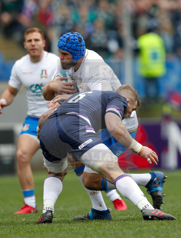 Natwest Sei Nazioni 2018, Roma, Stadio Olimpico, 17/03/2018, Italia v Scozia. Dean Budd attaccato da John Barclay. Foto: Roberto Bregani/Fotosportit