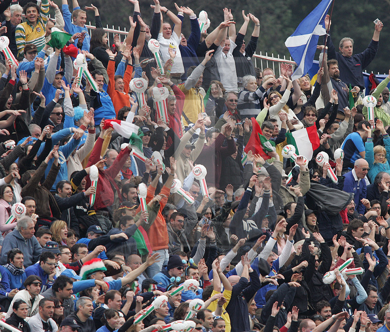 Rbs Sei Nazioni 2006, Roma, stadio Flaminio 18/03/2006, Italia v Scozia, la "hola" sulle tribune. Foto Daniele Resini/Fotosportit