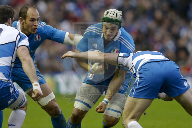 RBS 6 Nazioni 2013, Edimburgo, Murrayfield Stadium, 9-02-2013, Scozia v Italia. Una carica di Francesco Minto