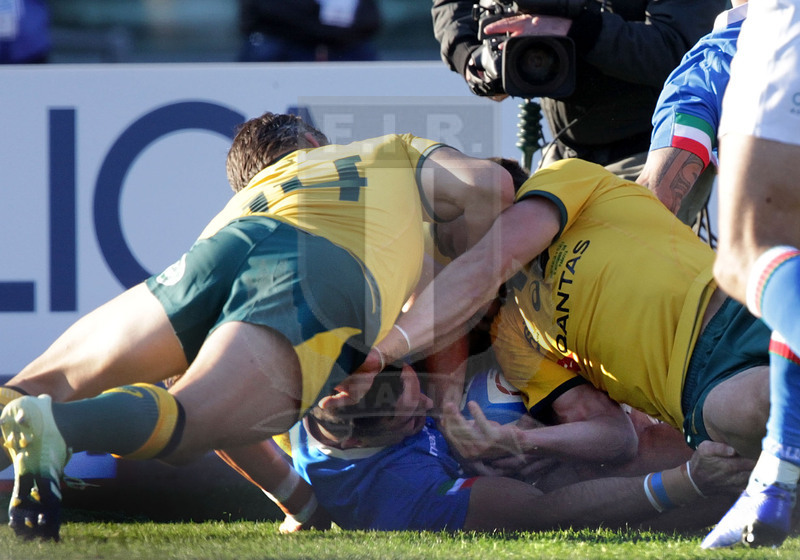 Cattolica Test Match 2018, Padova, stadio Euganeo 17/11/2018, Italia v Australia, Braam Steyn tenuto alto in area di meta. Foto Daniele Resini/Fotosportit