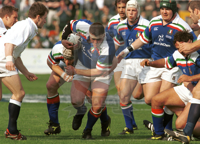 Lloyds TSB Sei Nazioni 2000, Round 4, Roma, stadio Flaminio 18/03/2000, Italia v Inghilterra, una carica di Andrea Lo Cicero.In sostegno, Paoletti e Tronco. Foto Daniele Resini/Fotosportit