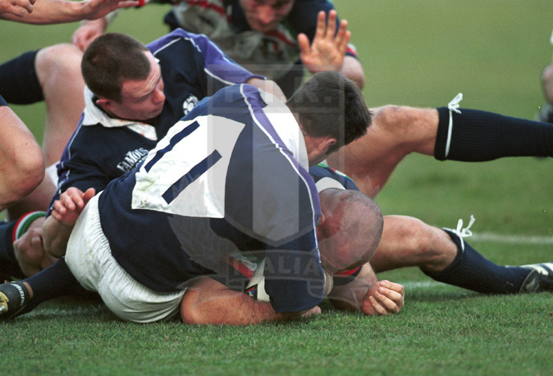 Lloyds TSB Sei Nazioni 2000, Round 1, Roma, stadio Flaminio 05/02/2000, Italia v Scozia, la meta decisiva di Giampiero de Carli, inutilmente ostacolato da Kenny Logan. Foto Daniele Resini/Fotosportit