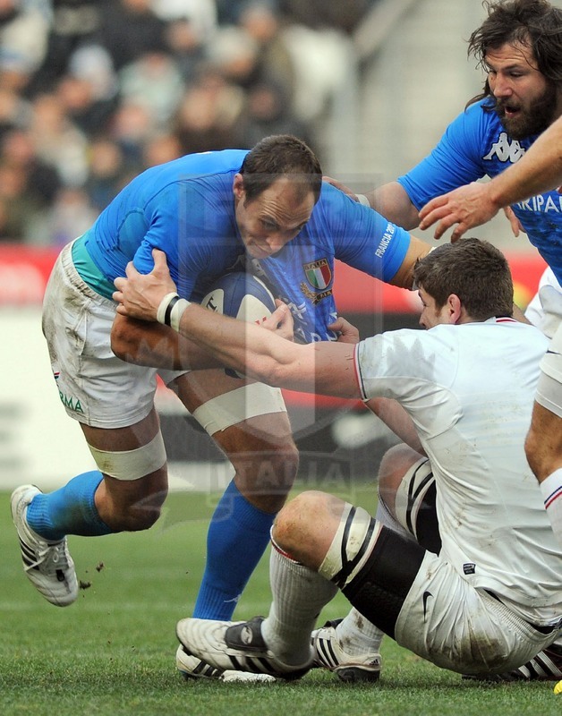Rbs Sei Nazioni 2012, Round 1, Parigi, Stade de France 04/02/2012, Francia v Italia, Sergio Parisse strattonato da Pape. Foto Daniele Resini/Fotosportit