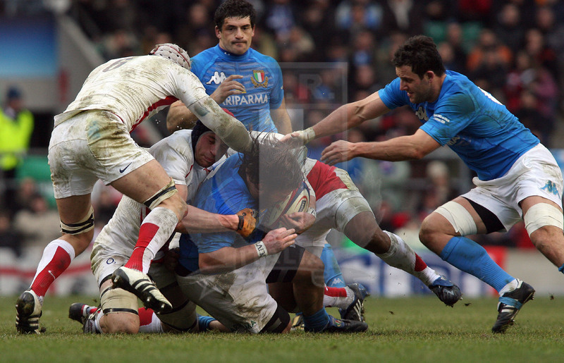 Rbs Sei Nazioni 2009, Londra, Twickenham 07/02/2009, Inghilterra v Italia, Martin Castrogiovanni portato a terra. Accorre Josh Sole. Foto Daniele Resini/Fotosportit