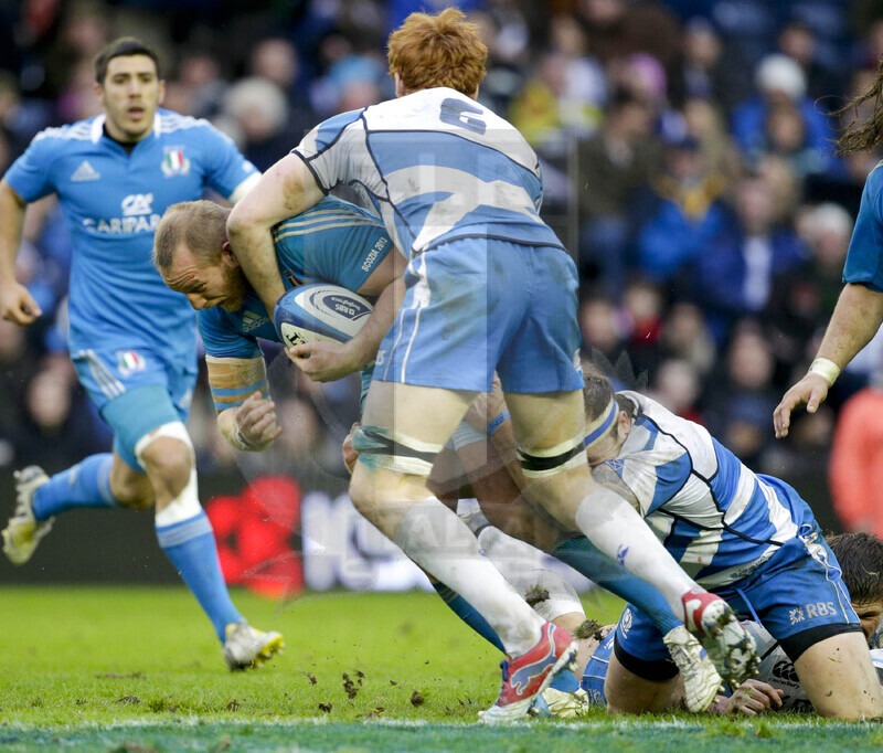 RBS 6 Nazioni 2013, Edimburgo, Murrayfield Stadium, 9-02-2013, Scozia v Italia. Una carica di Ghiraldini