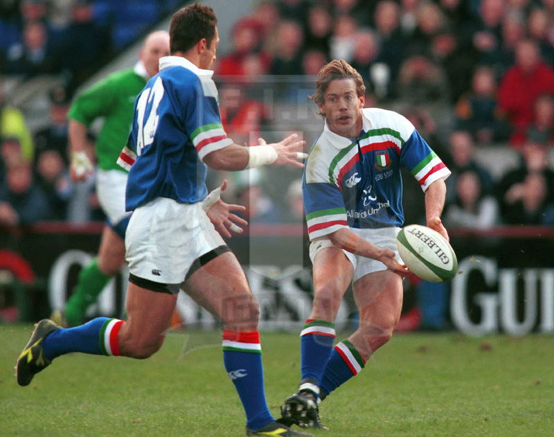Lloyds TSB Sei Nazioni 2000, Round 3, Dublino, Lansdowne Road 04/03/2000, Irlanda v Italia, break di Diego Dominguez che passa palla a Luca Martin in sostegno. Foto Daniele Resini/Fotosportit