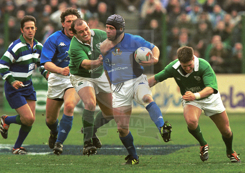 2002 Lloyds TSB Six Nations, Roma, stadio Flaminio 03/02/2001, Italia v Irlanda, Alessandro Troncon preso da Clohessy Foto Daniele Resini/Fotosportit