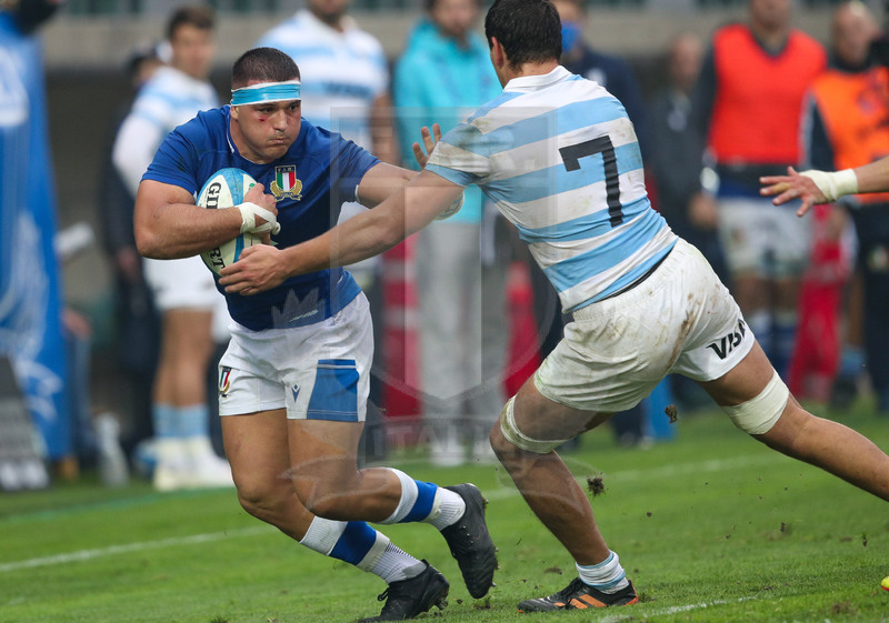 Autumn Nations Series 2021, Treviso, Stadio di Monigo, 13-11-2021, Italia vs Argentina. Danilo Fischetti tenta il breack su Juan Martin Gonzalez. Foto: Roberto Bregani/Fotosportit