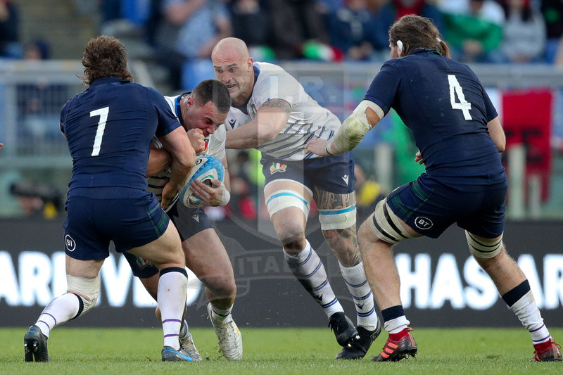Guinness Sei Nazioni 2020, Round 3, Roma, Stadio Olimpico, 22/02/2020, Italia v Scozia. Giosuè Zilocchi, col sostegno di Marco Lazzaroni, da attacca Hamish Watson. Foto Roberto Bregani/Fotosportit