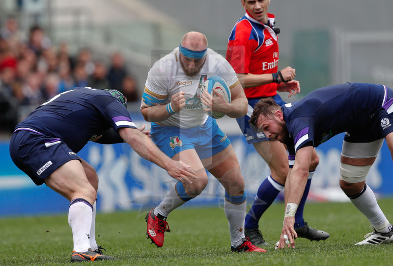 Natwest Sei Nazioni 2018, Roma, Stadio Olimpico, 17/03/2018, Italia v Scozia. Una carica di Leonardo Ghiraldini su Willem Nel e Ryan Wilson. Foto: Roberto Bregani/Fotosportit