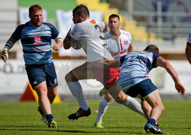 Rugby, Serie A 2015-2016, Finale, Viadana (MN), Stadio Zaffanella, 22-05-2016, Conad Reggio v Tossini Pro Recco. Luca Redolfini supera Luciano Mastrolorenzo. Foto: Roberto Bregani / Fotosportit