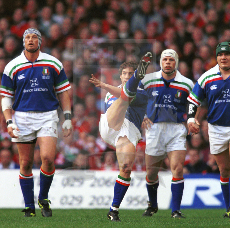 Lloyds TSB Sei Nazioni 2000, Round 2, Cardiff, Millennium Stadium 19/02/2000, Galles v Italia, calcio tattico di Diego Dominguez. Foto Daniele Resini/Fotosportit