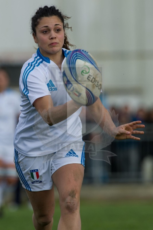 Sei Nazioni Donne 2014, Santa Maria Capua Vetere, stadio Francesco Casino, 23-02-2014, Italia Donne v Scozia Donne, MariaGrazia Cioffi passa palla. Foto Elena Barbini