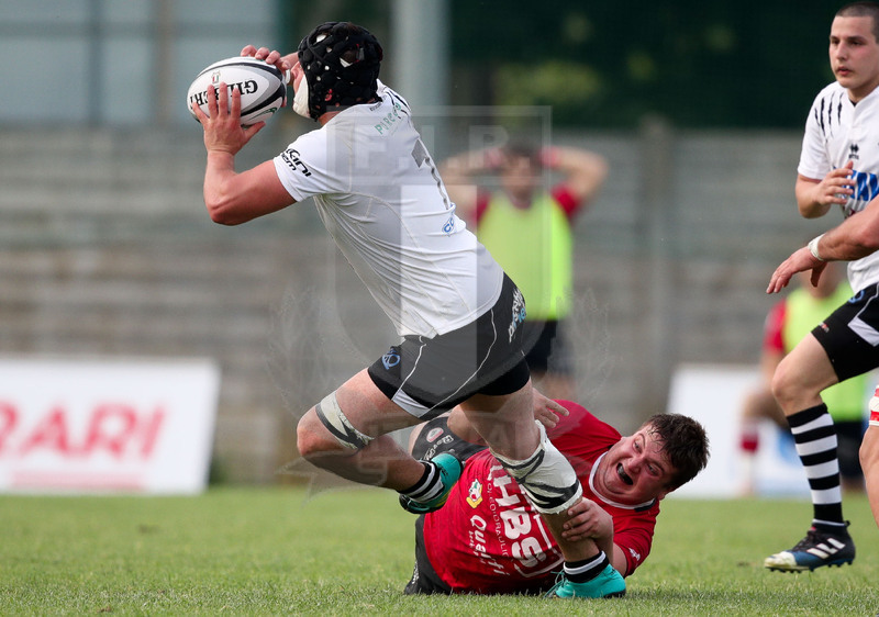 Rugby, Finale Serie A, Piacenza, Stadio Beltrametti, 9/06/2019, SITAV Lyons Piacenza v HSB Rugby Colorno. Miralem Lekic attaccato alle gambe da Jacopo Fiume. Foto Roberto Bregani/Fotosportit.