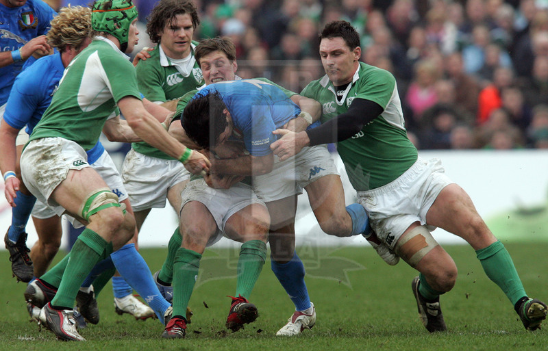 Sei Nazioni 2006, Dublino, Lansdowne road 04/02/2006, Irlanda v Italia, Gonzalo Canale fermato da Easterby e Wallace. Foto Daniele Resini/Fotosportit