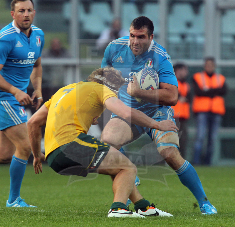 Cariparma test match 2013, Torino 9 novembre 2013, Italia v Australia, Robert Barbieri affrontato da Hooper.