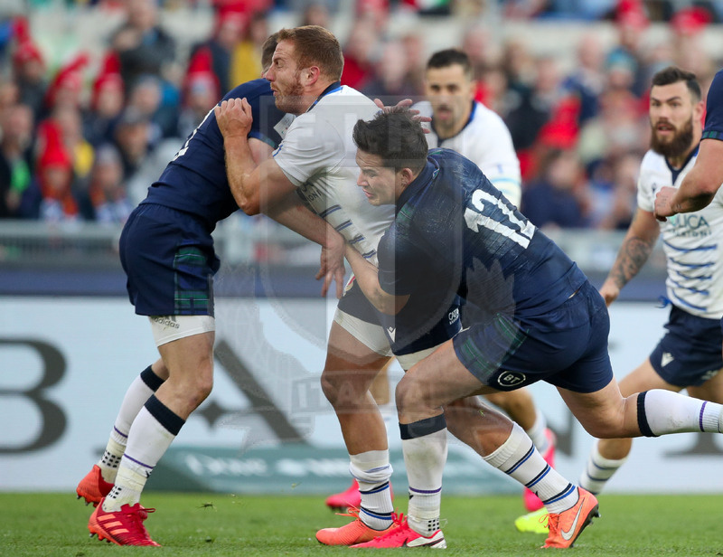 Guinness Sei Nazioni 2020, Round 3, Roma, Stadio Olimpico, 22/02/2020, Italia v Scozia. Giulio Bisegni carica su Rory Hutchinson e viene placcato da Sam Johnson. Foto Roberto Bregani/Fotosportit