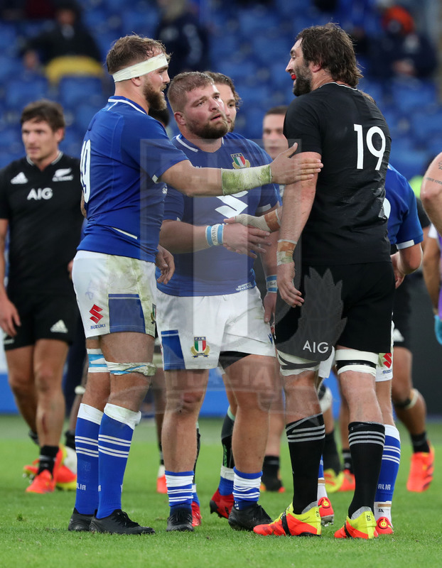 Autumn Nations Series 2021, Roma, Stadio Olimpico, 06/11-2021, Itallia vs Nuova Zelanda, il saluto fra le squadre alla fine del match. Foto Daniele Resini/Fotosportit