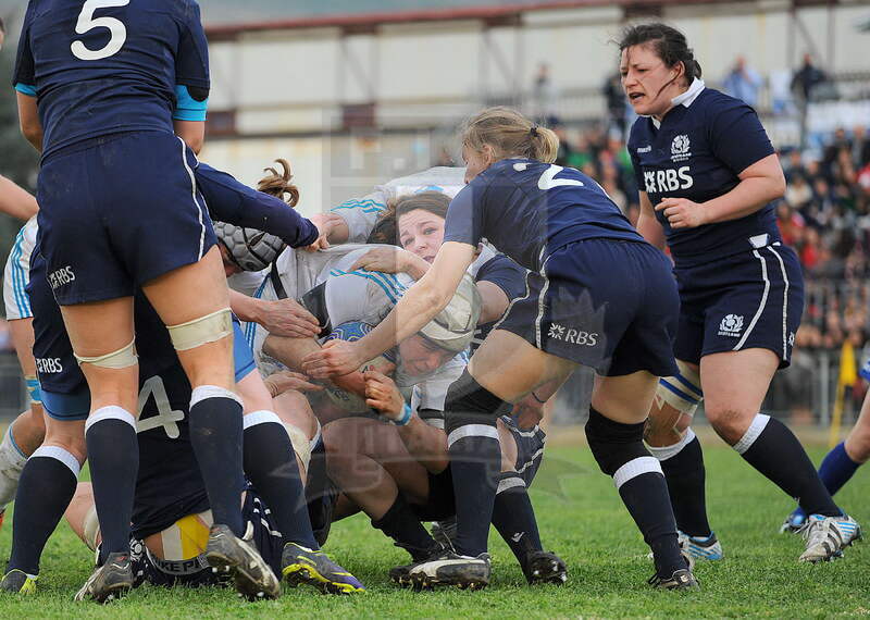 Sei Nazioni Donne 2014, Santa Maria Capua Vetere, stadio Francesco Casino, 23-02-2014, Italia Donne v Scozia Donne. Ilaria Arrighetti portata a terra, foto: Massimiliano Pratelli