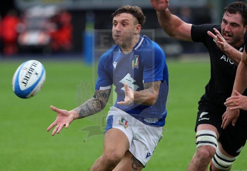 Autumn Nations Series 2021, Roma, Stadio Olimpico, 06/11-2021, Itallia vs Nuova Zelanda, Matteo Minozzi passa palla. Foto Daniele Resini/Fotosportit