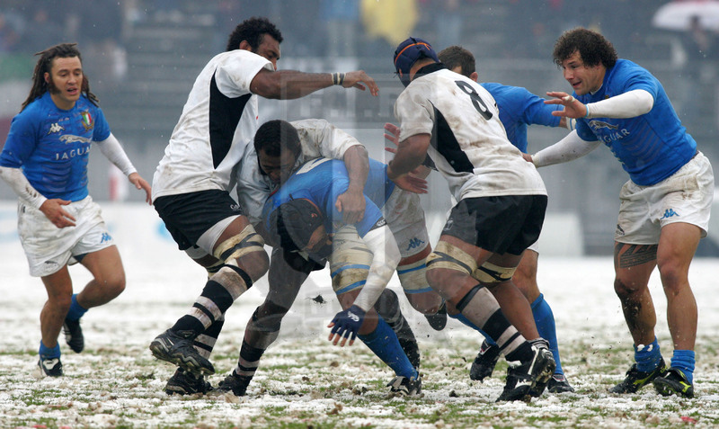 Test match 2005, Monza, stadio Brianteo 26/11/2005, Italia v Fiji, Carlo Del Fava portato a terra da Rauluni. Foto Daniele Resini/Fotosportit