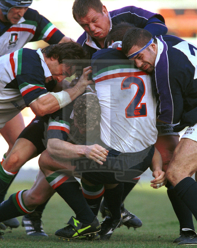 Lloyds TSB Sei Nazioni 2000, Round 1, Roma, stadio Flaminio 05/02/2000, Italia v Scozia, maul impostata su Alessandro Moscardi che protegge palla. Foto Daniele Resini/Fotosportit