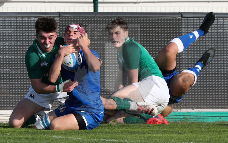 Test match U18, Trviso, stadio di Monigo, Italia U18 v Irlanda U18, Lorenzo Casilio, lanciato in meta, preso al collo. Foto Daniele Resini/Fotosportit