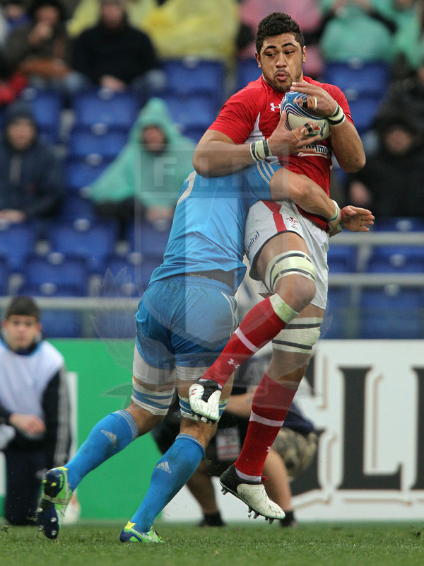 Sei Nazioni 2013, Roma, stadio Olimpico 23/02/2013, Italia v Galles, Toby Faletau portato a spasso da Zanni.