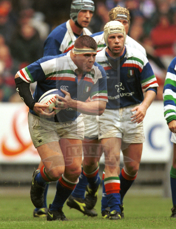 Lloyds TSB Sei Nazioni 2000, Round 5, Parigi, Stade de France 01/04/2000, Francia v Italia, Andrea Lo Cicero con Troncon in sostegno Foto Daniele Resini/Fotosportit