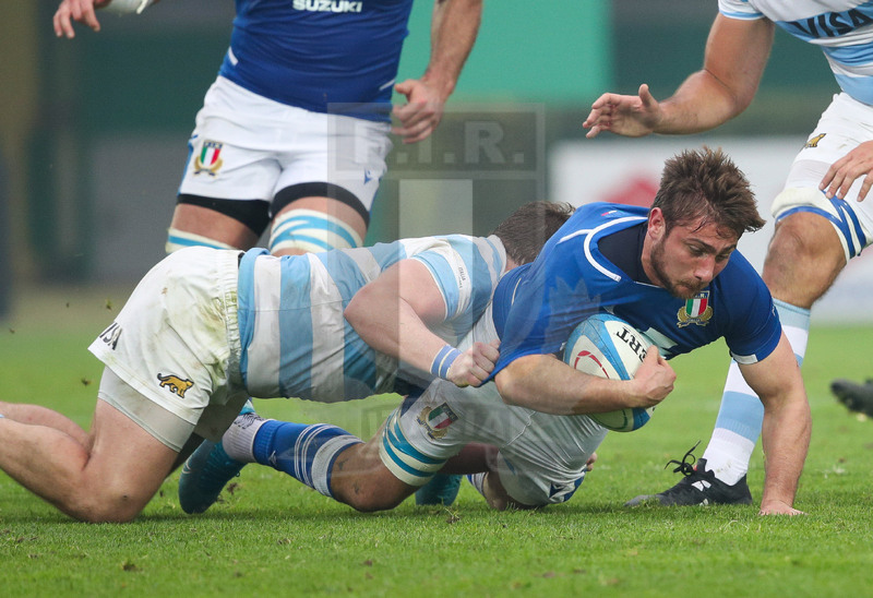 Autumn Nations Series 2021, Treviso, Stadio di Monigo, 13-11-2021, Italia vs Argentina. Giovanni Pettinelli messo a terra da Julian Montoya. Foto: Roberto Bregani/Fotosportit