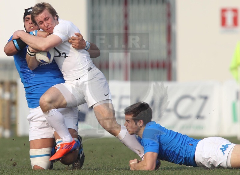 Sei Nazioni 2012, Rovigo, 2012/03/03, Italia U20 v Inghilterra U20, il mediano di muschia Dan Robson fermato da Padovani e Mammana. Foto Daniele Resini/Fotosportit