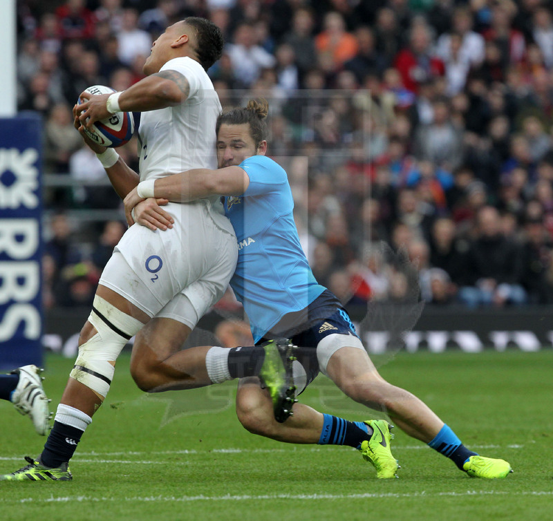 RBS Sei Nazioni 2017, Londra, Twickenham 26/02/2017, Inghilterra v Italia, placcaggio di Michele Campagnaro su Nathan Huges. Foto Daniele Resini/Fotosportit