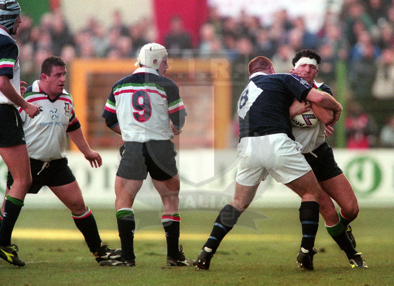 Lloyds TSB Sei Nazioni 2000, Round 1, Roma, stadio Flaminio 05/02/2000, Italia v Scozia, Denis Dallan difende palla da Gordon Simpson. Foto Daniele Resini/Fotosportit