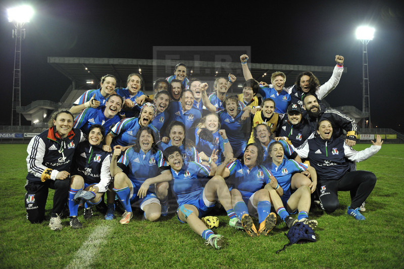 Rbs Sei Nazioni Donne 2015, Padova, stadio Plebiscito, 21-03-2015, Italia Donne v Galles Donne, le Azzurre festeggiano a fine partita.